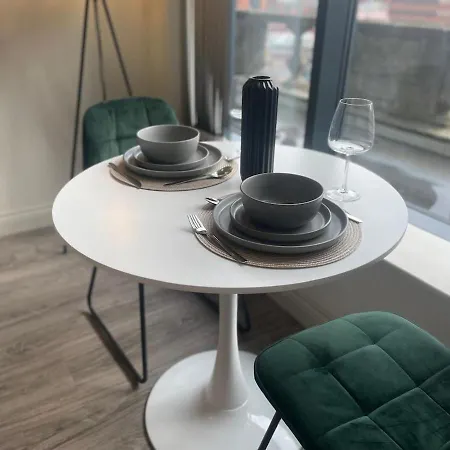 Luxury Near First Direct Arena Apartment *