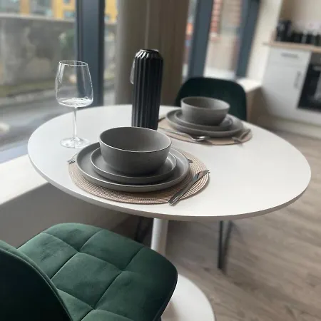 Luxury Near First Direct Arena *