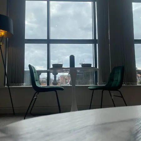 Luxury Near First Direct Arena *