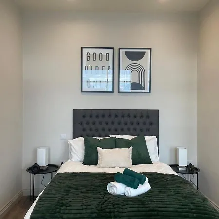 Luxury Near First Direct Arena Apartment *