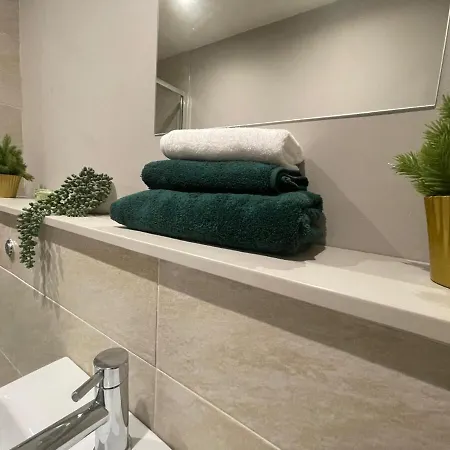 Luxury Near First Direct Arena Apartment *
