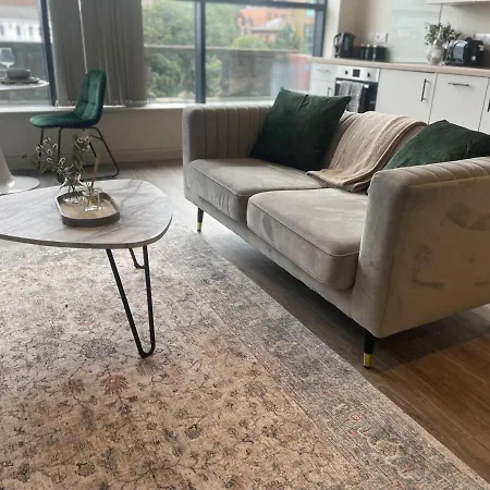Luxury Near First Direct Arena *